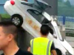 油門當(dāng)剎車，駕考女學(xué)員飛越考場！