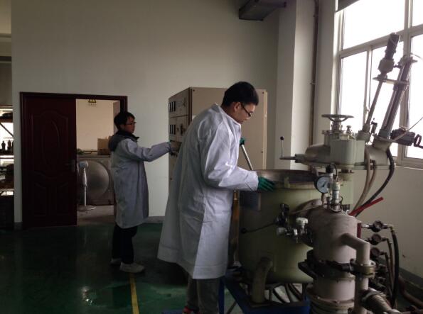 2018年7月，武漢南瑞技術(shù)人員夏兆輝正在操作真空熔煉爐，進行納米碳合金材料的熔煉